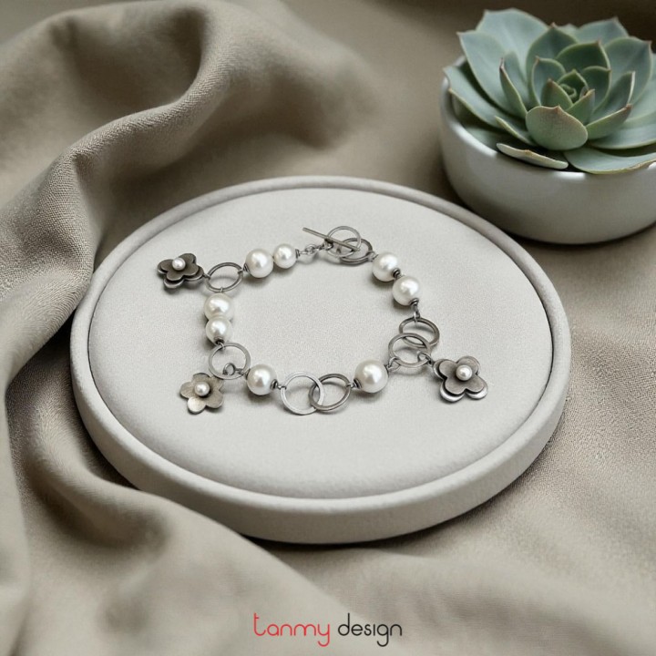 Vòng tay vòng tròn bạc phối ngọc trai, charm hoa bạc